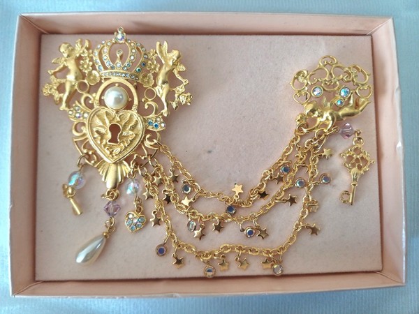 Broche Chatelaine de Kirks Folly