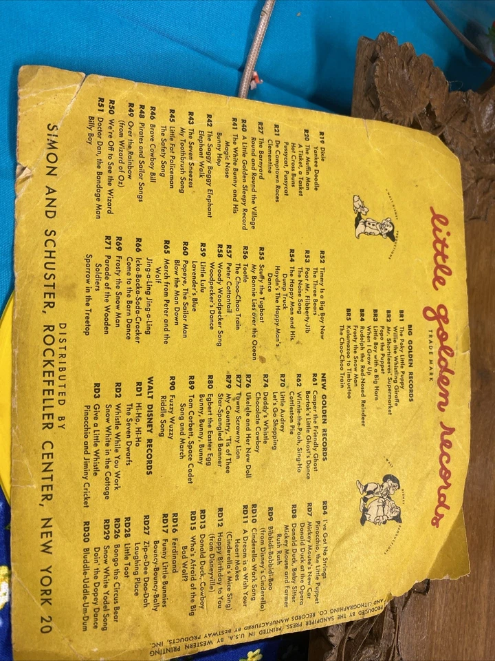 Antigo. DISNEY SNOW WHITE AND THE SEVEN DWARFS BLUDDLE-UDDLE-UM-DUM DISCO DOURADO - Imagem 2 de 4