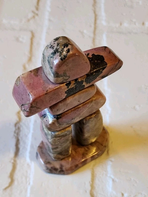 Escultura Inuksuk en piedra rosa Alaska hecha a mano inuit Foto 3 de 4