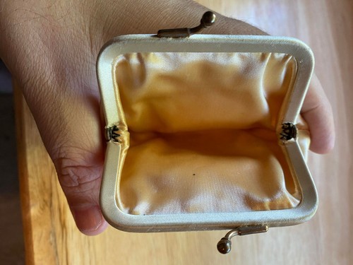 Vintage 1940s Hiawatha bronze bead bag - Picture 7 of 9