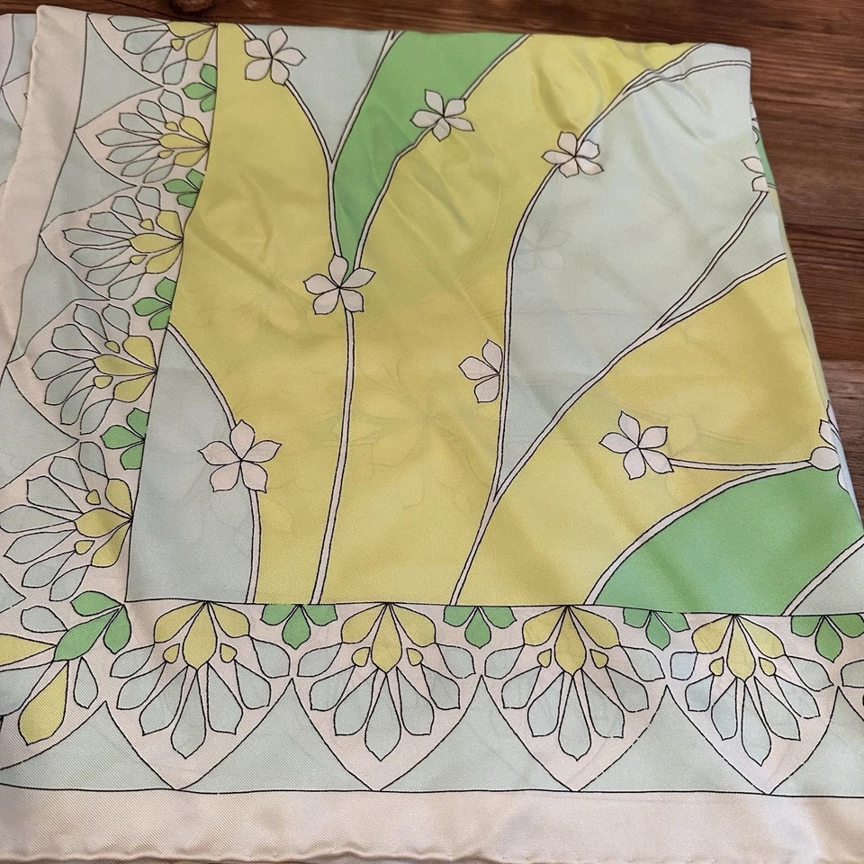 Bufanda Floral Retro BANANA REPUBLIC 100% Seda Amarillo/Verde 28"X 28" Cuadrada  Foto 3 de 4