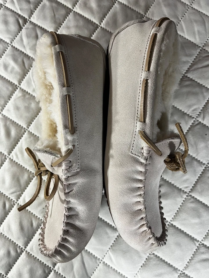 UGG Leather Dakota Moccasins S/N: 5296 White Slip On Slippers Size 6 - Image 2 of 4