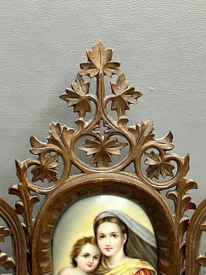 Antiguo marco tríptico de madera tallada Selva Negra, pintura religiosa sobre porcelana Foto 3 de 4