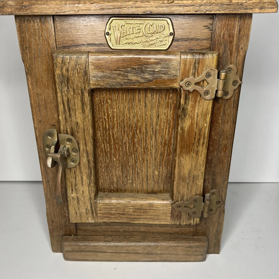 Mesa auxiliar vintage de caja de hielo de madera de roble revestida blanca (17” x 14” x 11”). Hermoso. Foto 3 de 4