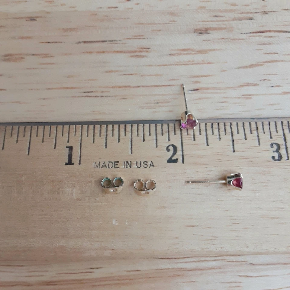 Aretes redondos de rodolita rosa de oro amarillo de 14K delicados como están Foto 2 de 4