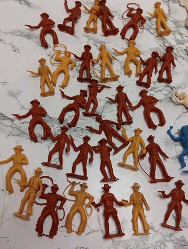 Vintage Plastic 31-Cowboys,50-Indians,1-Horse SEE ALL PICTURES/DESCRIPTION - Picture 2 of 9