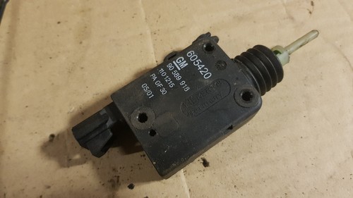 Opel Astra G Coupe Bertone (4) Stellmotor ZV Tankklappe 90589918