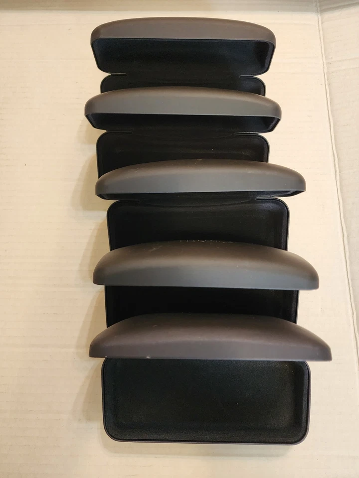 Estuche rígido para gafas Nautica gris oscuro 6 pulgadas Foto 2 de 2