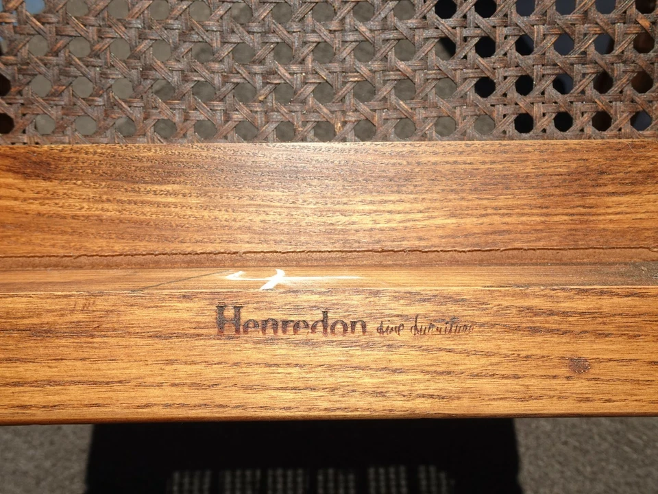 一对 Henredon 复古法国乡村橡木甘蔗口音椅子带主轴靠背 — 第 2/4 张图片