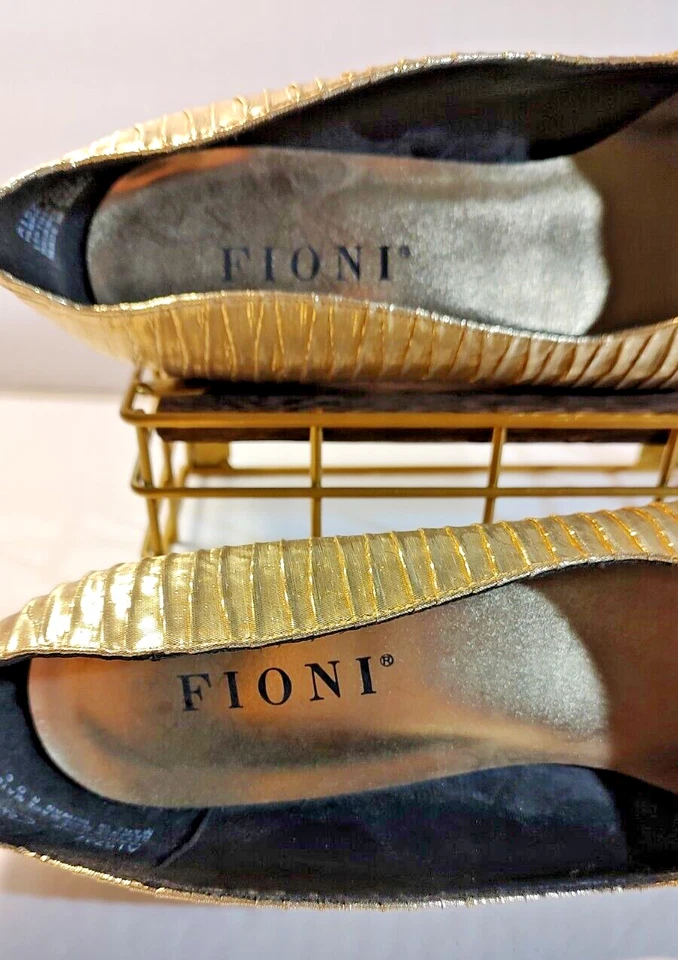 Zapatos de salón Fioni para mujer NUEVOS dorados defectuosos talla 9M tacón bajo tela suela superior de cuero Foto 3 de 4