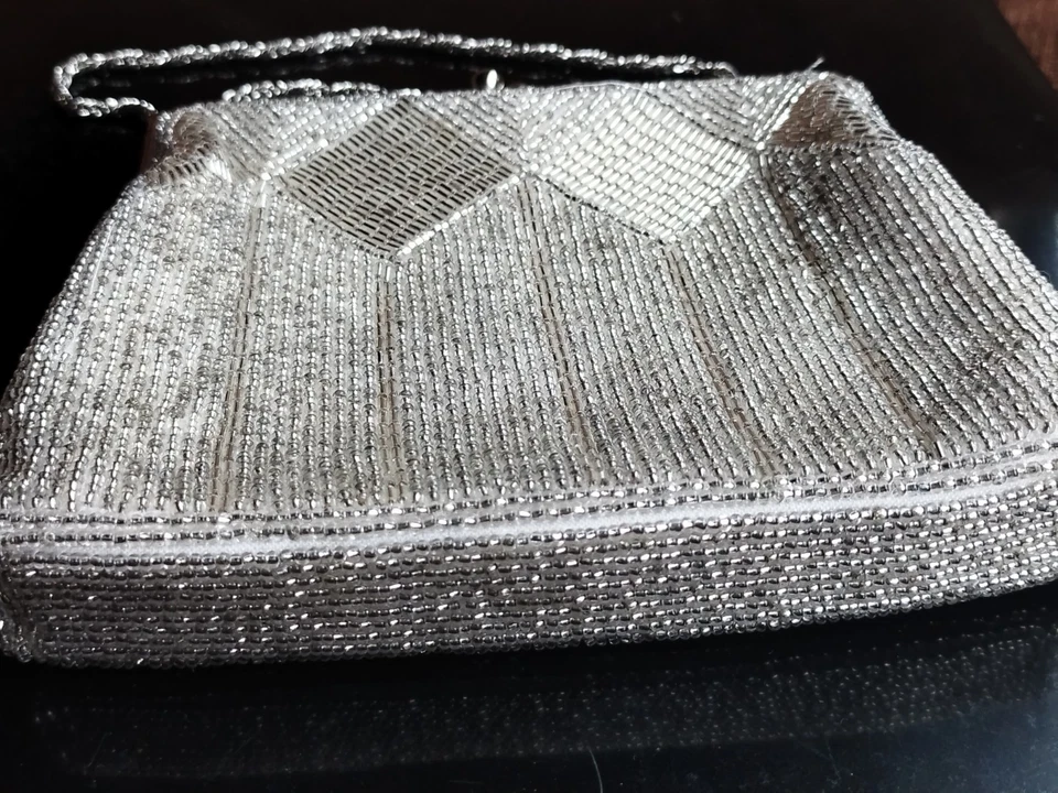 Bolso sin asas plateado vintage de calidad japonés con cuentas de noche Foto 3 de 4
