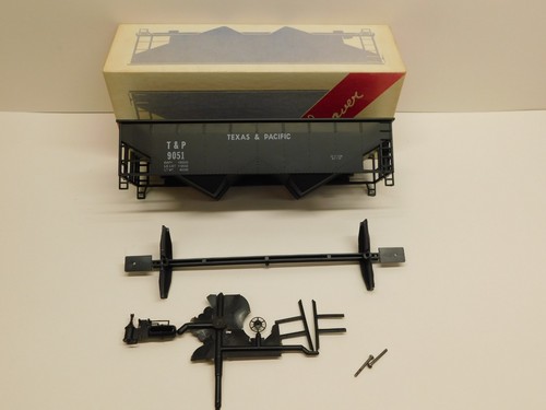 Kit de coche de carga Weaver escala O sin montar - Texas & Pacific Hopper #9051 | Zustand: Used