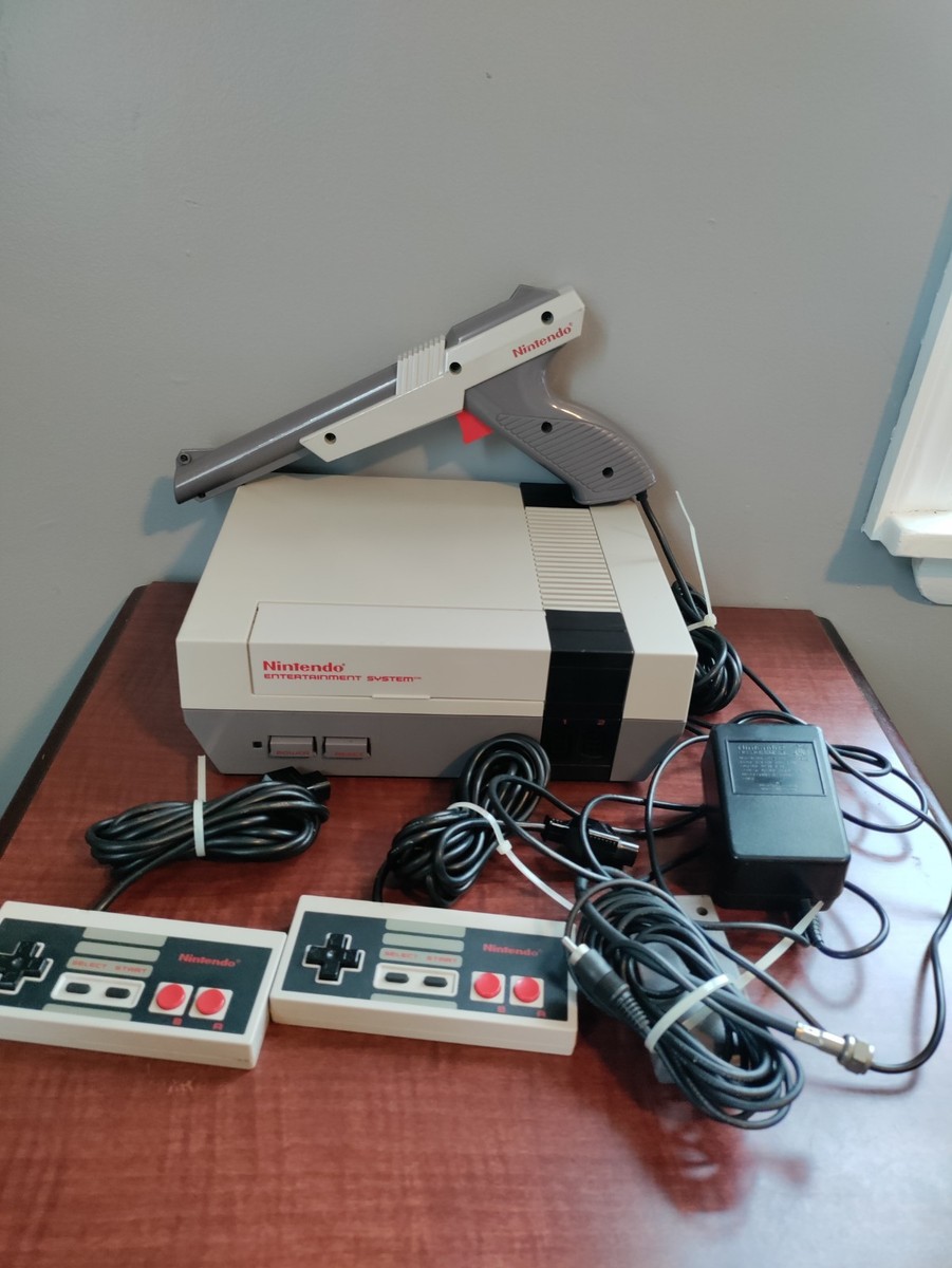 NINTENDO ENTERTAINMENT SYSTEM NES VIDEO GAME CONSOLE W/CONTROLLERS
