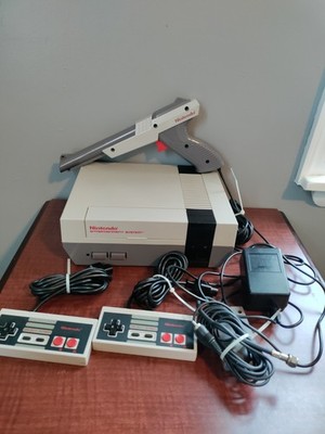 NINTENDO ENTERTAINMENT SYSTEM NES VIDEO GAME CONSOLE W/CONTROLLERS