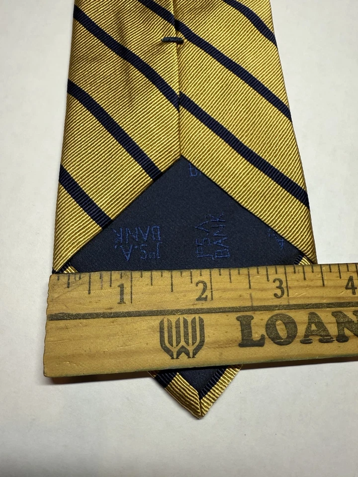 Corbata de seda Jos A Bank dorada con rayas azul marino extra larga 61,25” x 3,5” usada en excelente estado Foto 4 de 4