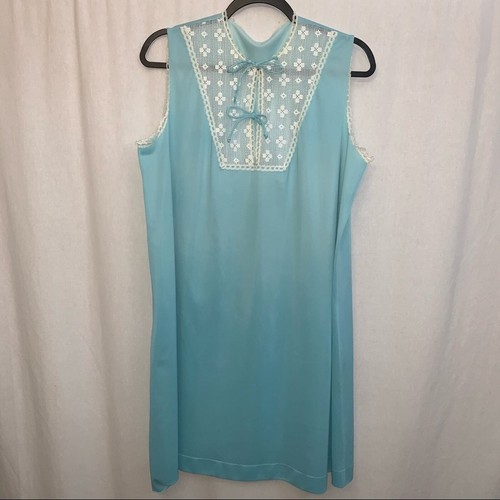 Vanity Fair Vintage Women’s Blue Night Gown Size L Lace Detail Embroidered