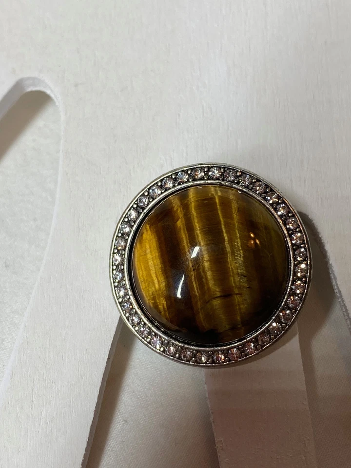 Anillo elástico de moda grande redondo ojo de tigre de vidrio con pavé alrededor del exterior Foto 4 de 4