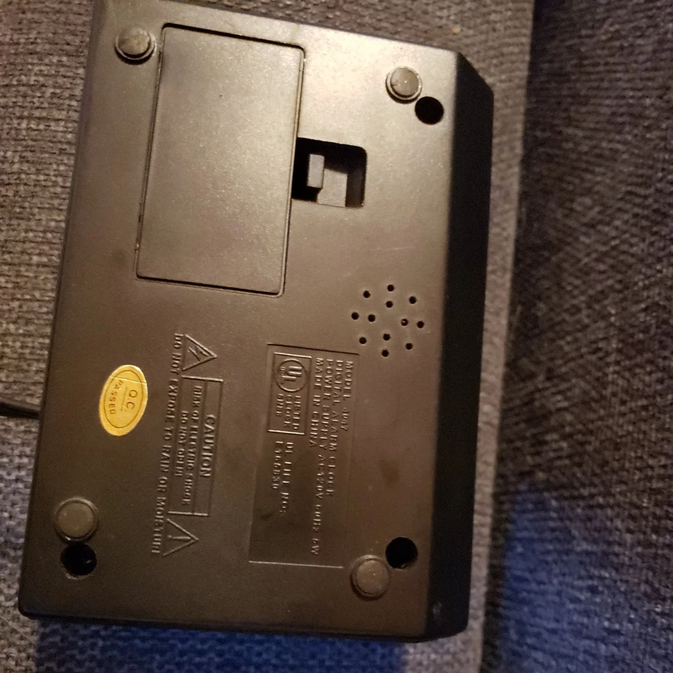 Advance. Digital Alarm Clock Wood Grain Snooze Model 4047 ...Works May2007 - Image 4 of 4