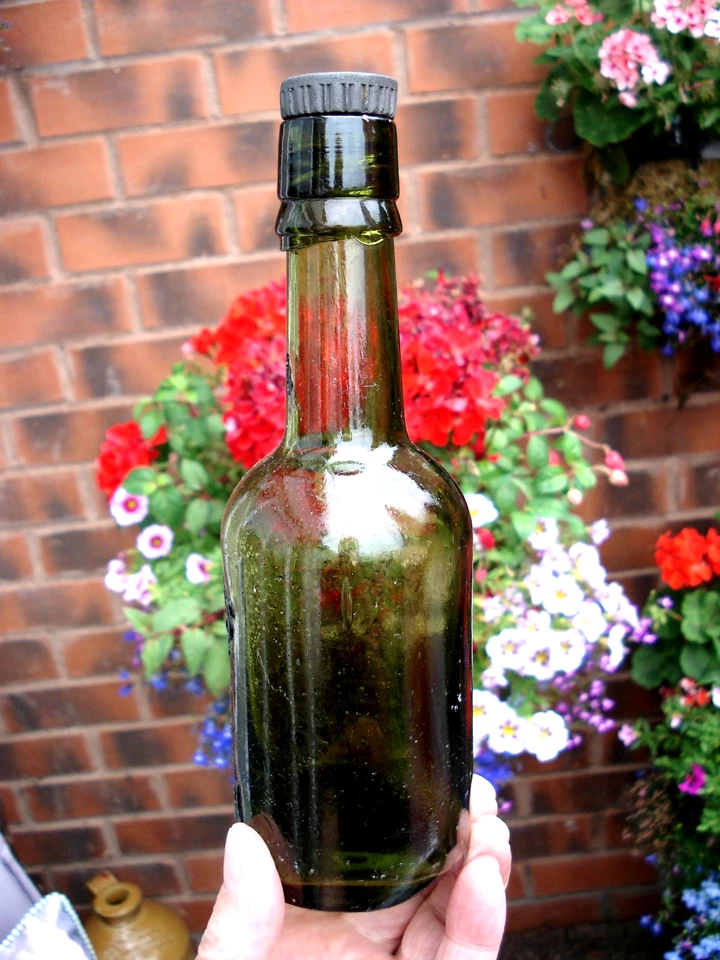 LOVELY PICTORIAL GAMBER BEER BOTTLE " BRITANNIA " TRADE MARK. - Image 3 of 4