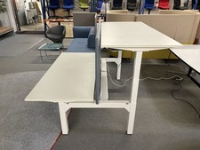 Kinnarps Doppelschreibtisch elektr. höhenverstellbar weiß 180cm