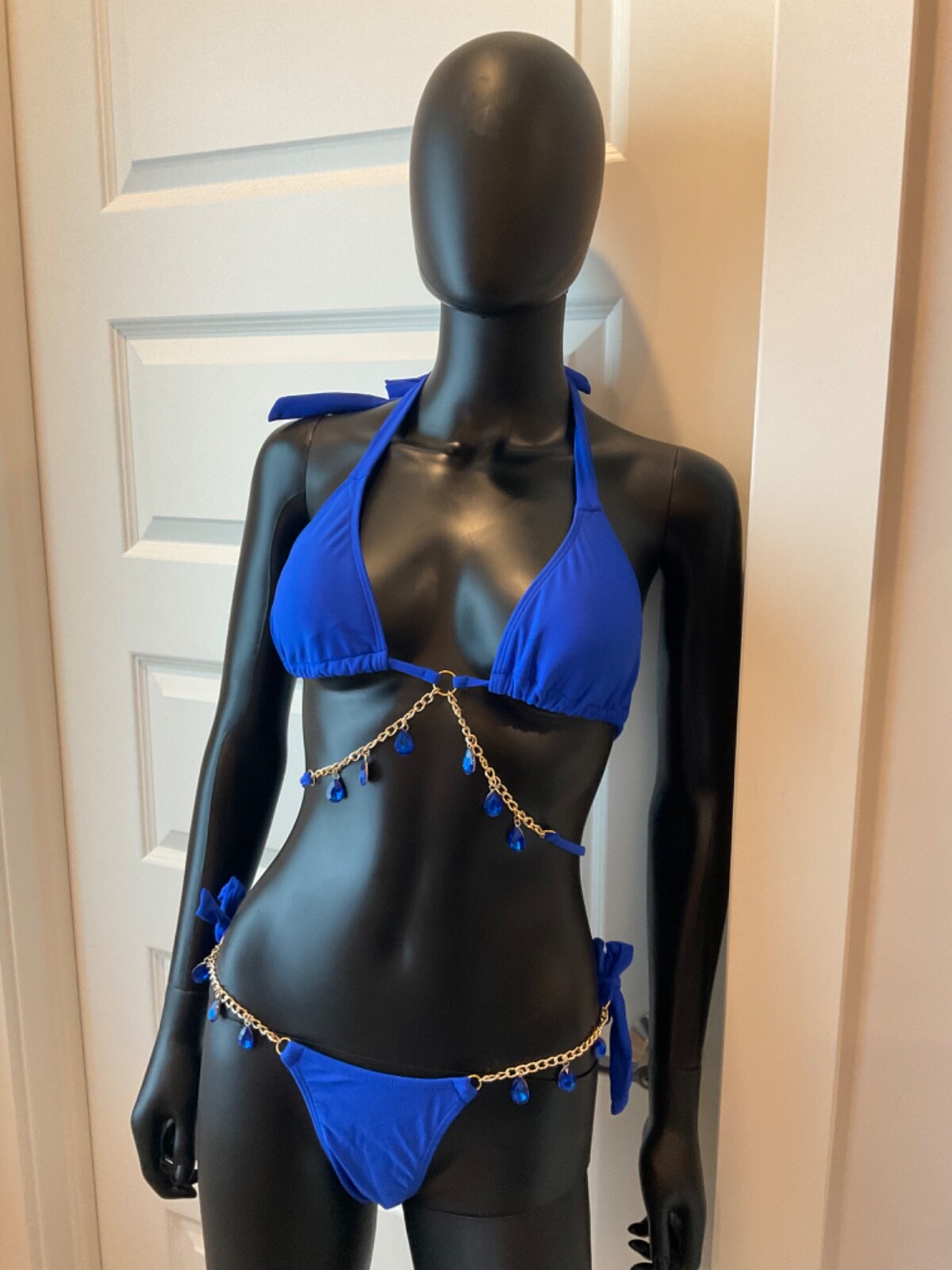 ¡Bikini azul con dijes!