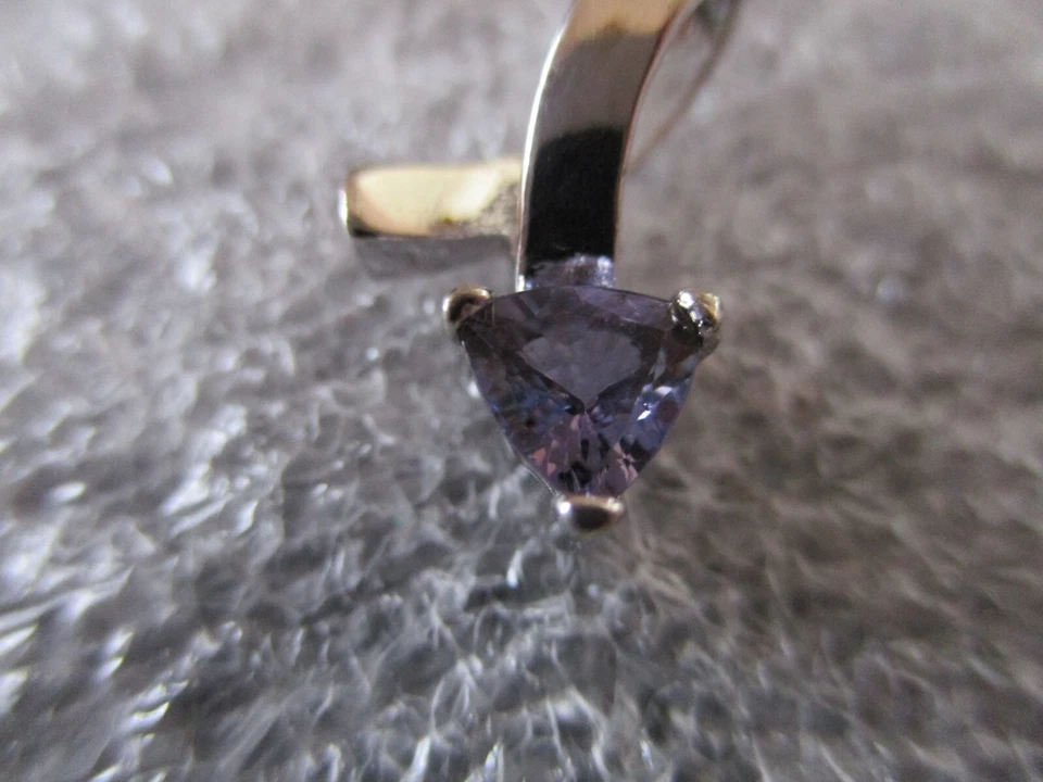 COLGANTE DESLIZANTE DE PLATINO Y SOLITARIO DE TANZINITA - FORMA DE TRIÁNGULO .35ct - 1,41 g Foto 2 de 4