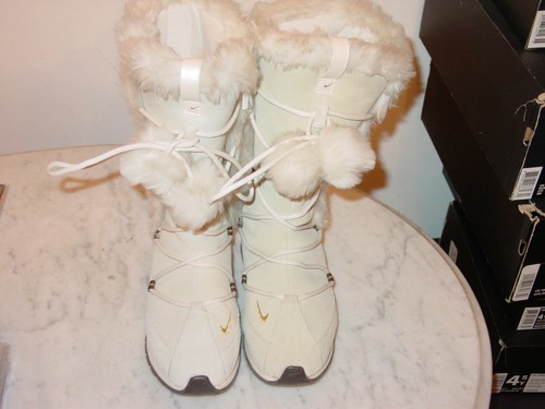 2006 Womens Nike Faux Fur White/Gold/Black Pom Pom Side Zip Suede Boots! Size 6 - Picture 7 of 12