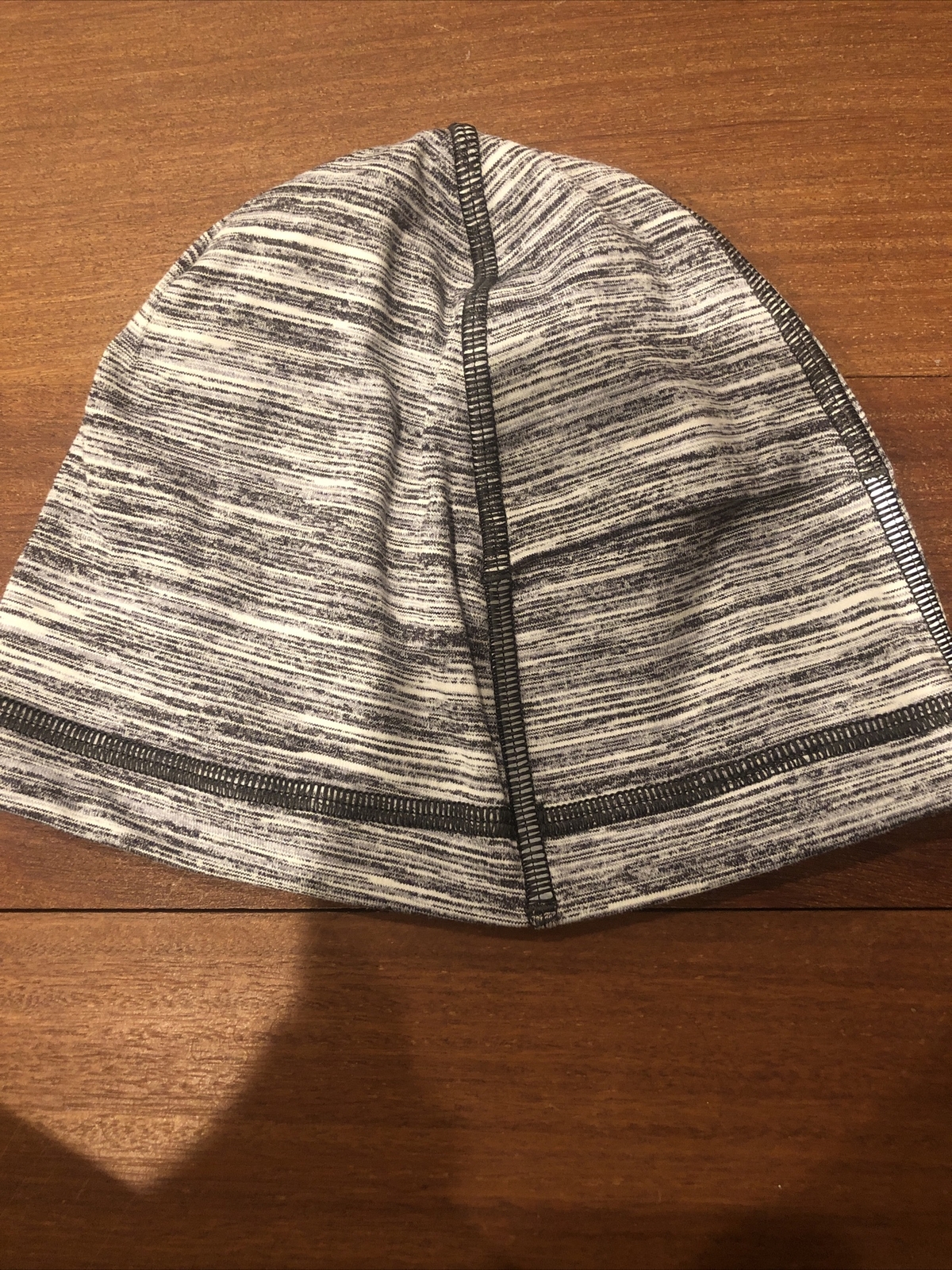PONY Cappello donna Lululemon Run It Out grigio toque corsa coda di cavallo foro taglia unica logo