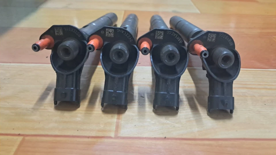 НАБОР ИЗ 4 ДИЗЕЛЬНЫХ ИНЖЕКТОРОВ MITSUBISHI FUSO CANTER 3,0 Л 4P10 - Изображение 2 из 4