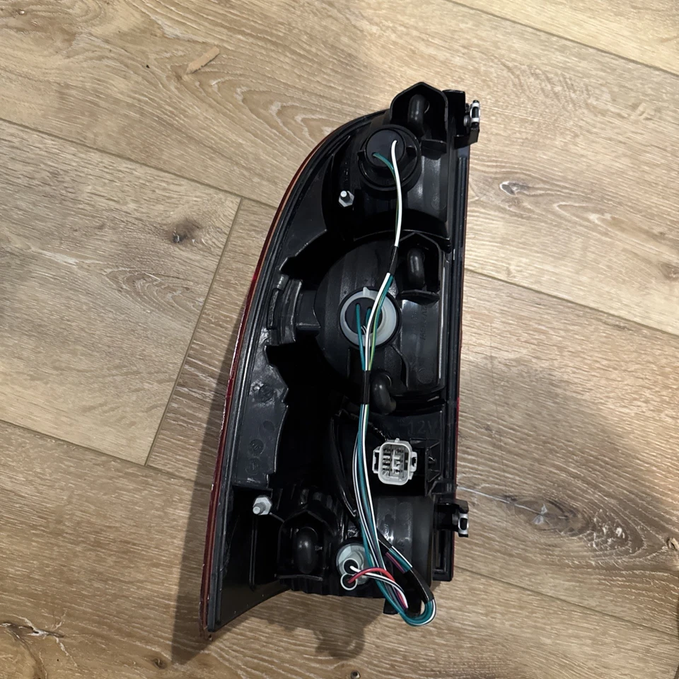 Lanterna traseira direita do lado do passageiro Toyota Tacoma TYC 2012-15 81550-04150 - Imagem 4 de 4