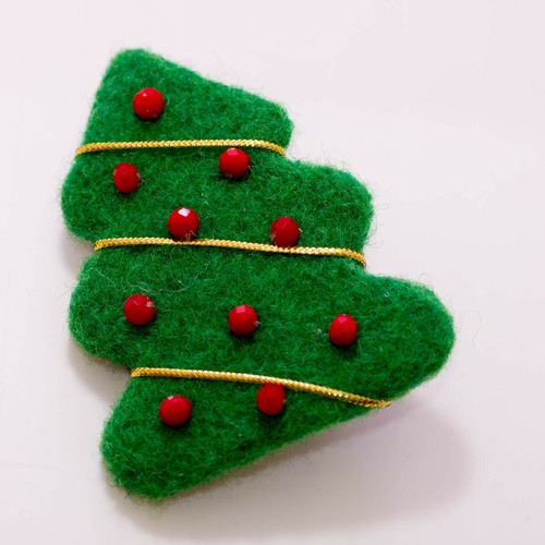Felt Christmas Tree Pin – Handmade Wool Brooch – Holiday Gift – Stocking Stuffer - Picture 2 of 4