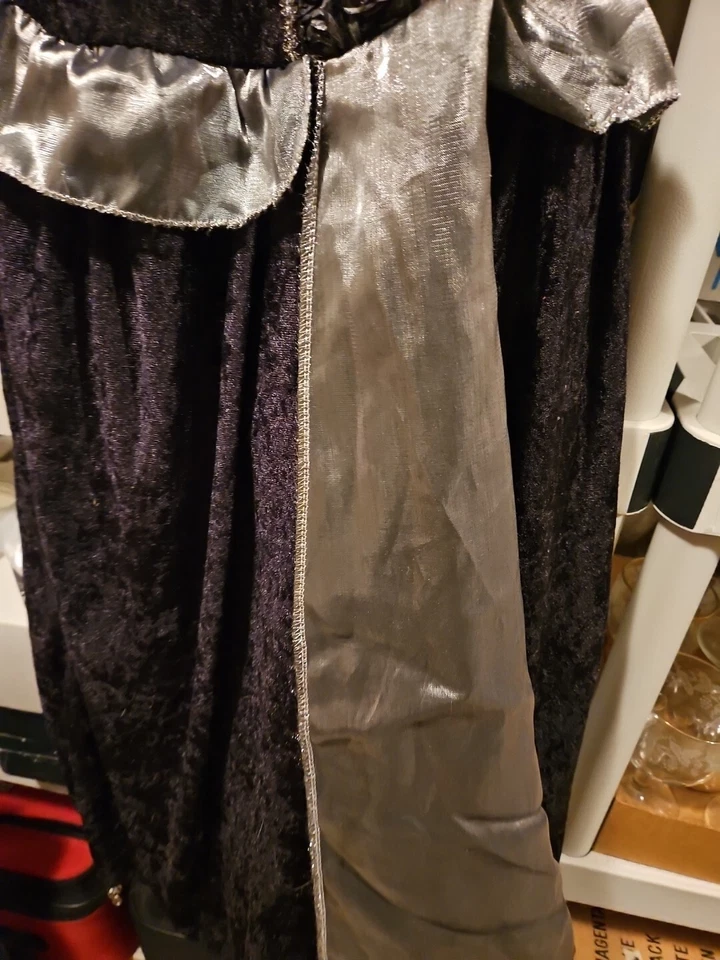 Vestido de princesa, negro de TARGET Foto 3 de 4