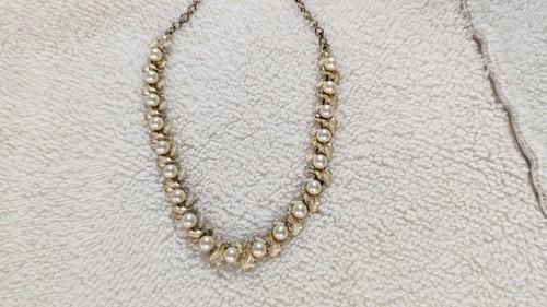 Collar de cuello de perla vintage en tono dorado BSK con diamantes de imitación y motivo de primavera floral - Imagen 6 de 23
