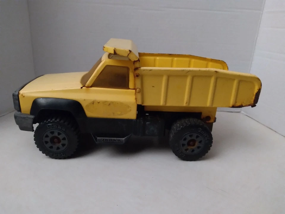 Camión de volteo Tonka 2001 de Hasbro Metal.  Foto 2 de 4