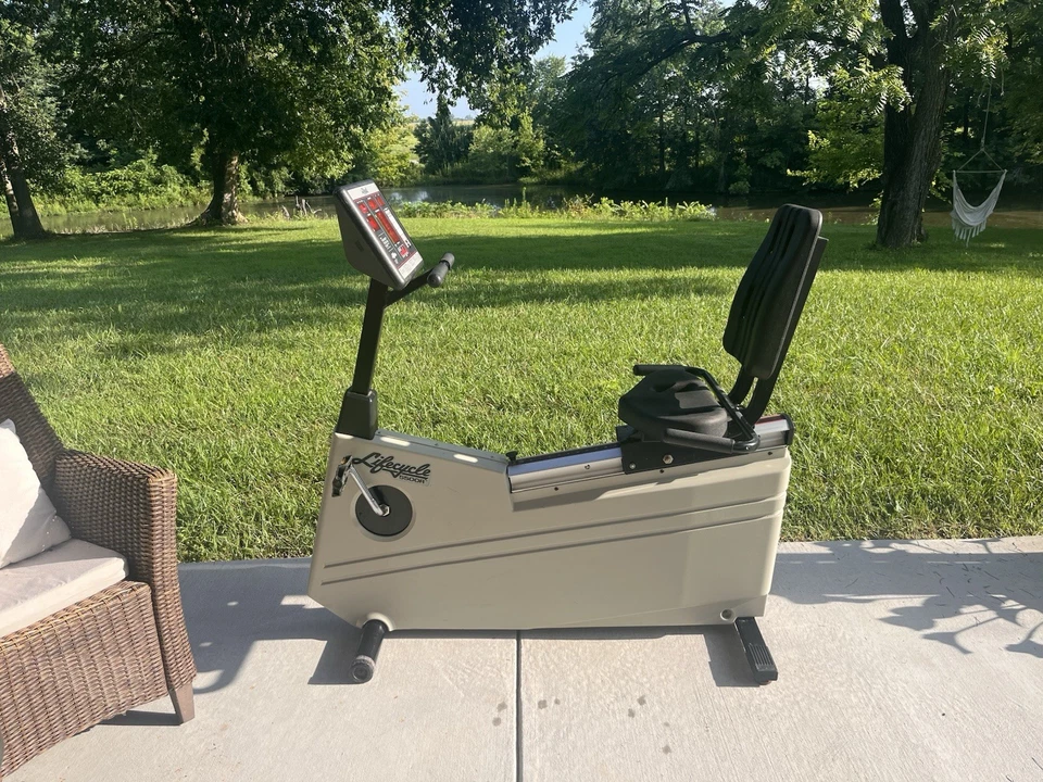 Commercial Grade LifeCycle 5500R Recumbent Bike Life Cycle Fitness - Image 2 of 4