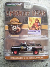 GREENLIGHT SMOKEY BEAR SERIES 4 '87 DODGE RAM D250 W/FIRE EQUIPMENT, HOSE & TANK