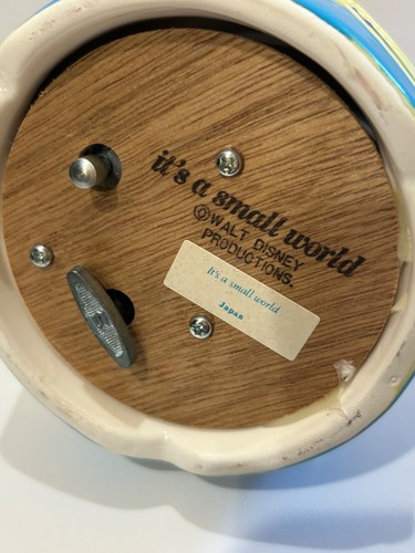 CAJA DE MÚSICA VINTAGE CERÁMICA IT’S A SMALL WORLD GOEBEL 6,5” DE ALTO - Imagen 8 de 8