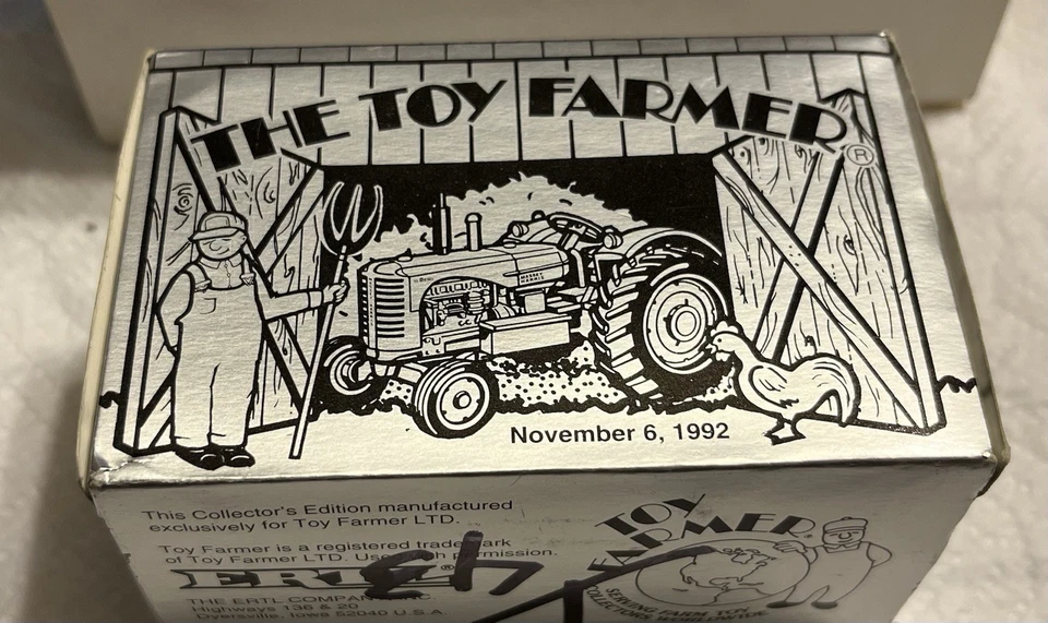 ERTL SCALE MASSEY-HARRIS 55 DIESEL TRACTOR 1992 NATIONAL FARM TOY SHOW 1/43 - Image 2 of 4