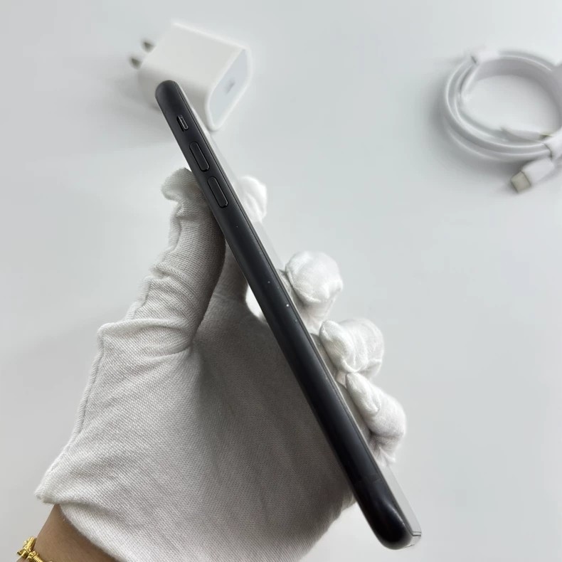 Apple iPhone XR - 64/128/256GB iOS 18 all colors unlocked phone