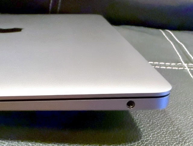 2020 MacBook Air - i5 1.1GHz Quad Core Turbo Boost to 3.5, 16GB RAM, 512GB SSD - Image 3 of 4