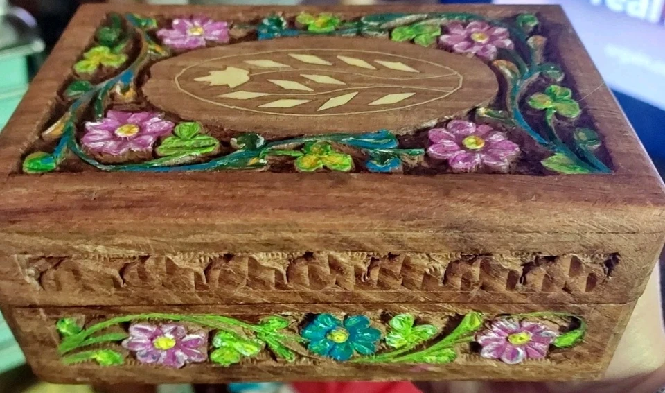 Vintage Carved Wood Hinged Keepsake Box, Inlaid Bone Flower, Handpainted - Image 3 of 4