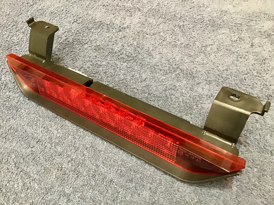 Conjunto de tercera luz de freno central Nissan OEM para Xterra 26590-EA50C T Foto 3 de 4