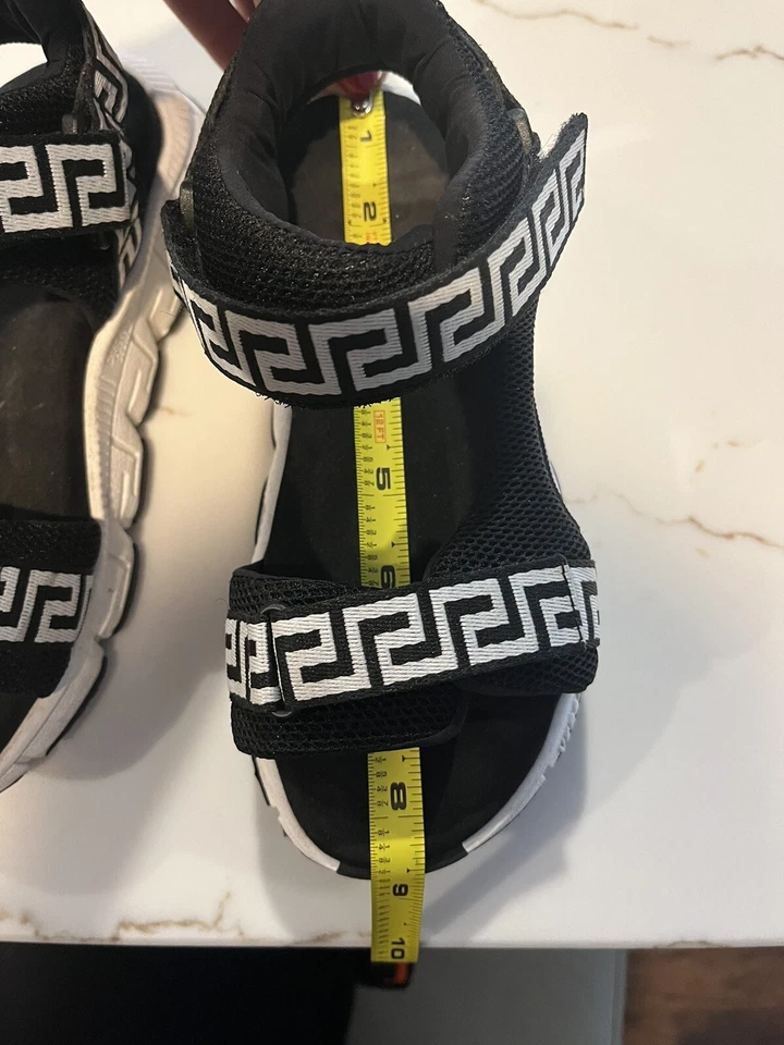 Sandalias VERSACE Mini Me Greca Correa Neopreno Niños, Talla 32 EU/1 Niño EE. UU., $450 Foto 3 de 4