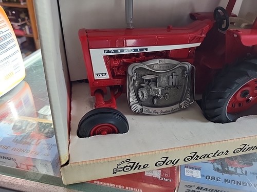 Ertl Farmall 706 1/16 Scale Toy Tractor Times  And Buckle Box Has Some Fading  - Picture 13 of 15