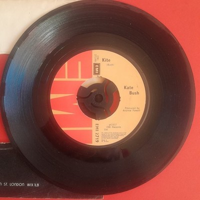 Kate Bush 7 inch vinyl single Wuthering Heights also features Kite 1977