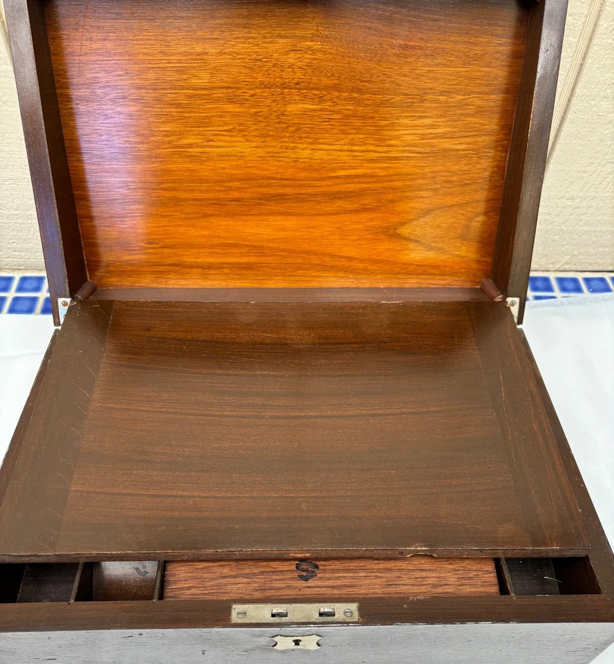 ANTIGUA PENDIENTE DE ESCRITURA DE CAOBA EDUARDIANA CON INCRUSTACIONES DEL SIGLO XIX Foto 3 de 4