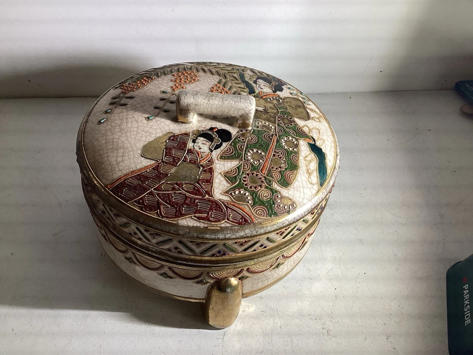 Antique Bonbonnière Porcelaine Japonaise SATSUMA Tripode .À Décor de Geishas. - Photo 2/4
