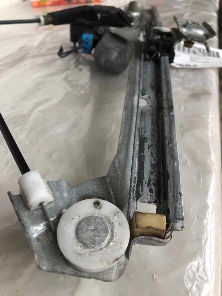 Regulador de ventana de puerta de pasajero delantero Chevy Tahoe 2000-2006 con motor derecho Foto 3 de 4