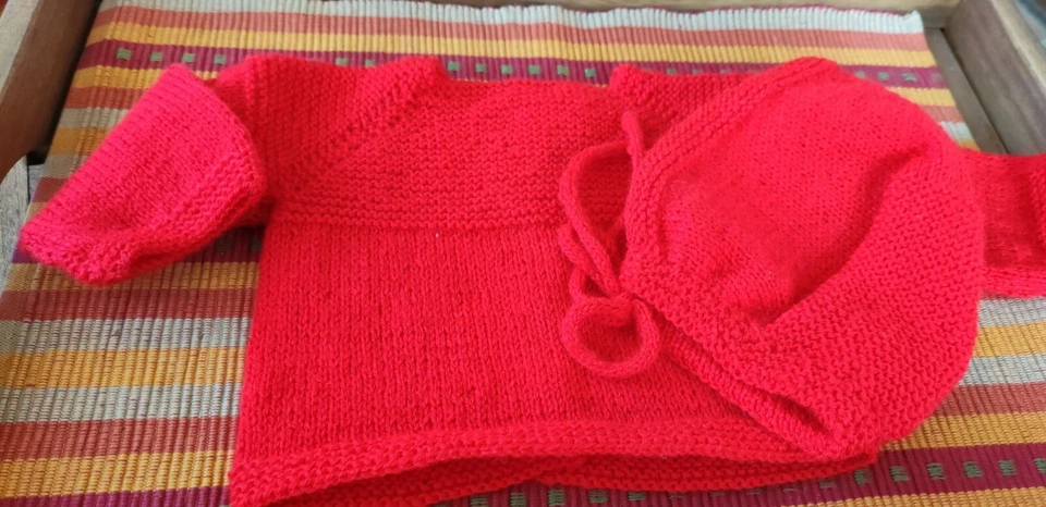 Chaqueta o Jersey Bebé y capota. 6- 12 meses. Color rojo. Hecho a mano - Imagen 4 de 4