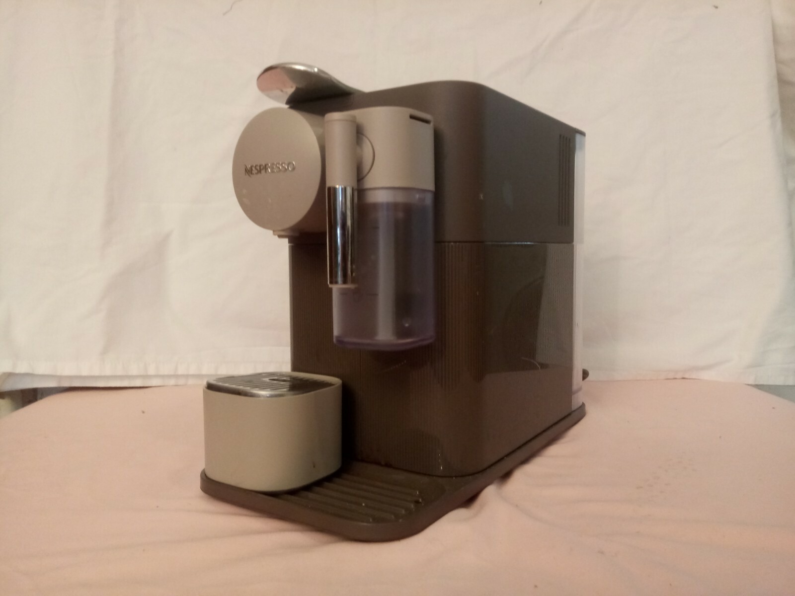 De Longhi Nespresso Lattissima One 19 Bar 14000w Coffee Machine En500 Bw For Sale Online Ebay